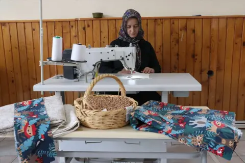 Kiraz çekirdekleri gelir kapısı oldu! Kadınlar ısıtma yastığı yapıyor