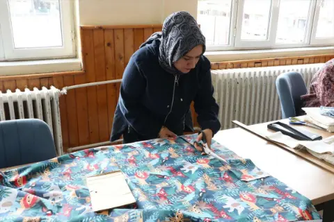 Kiraz çekirdekleri gelir kapısı oldu! Kadınlar ısıtma yastığı yapıyor