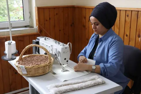 Kiraz çekirdekleri gelir kapısı oldu! Kadınlar ısıtma yastığı yapıyor