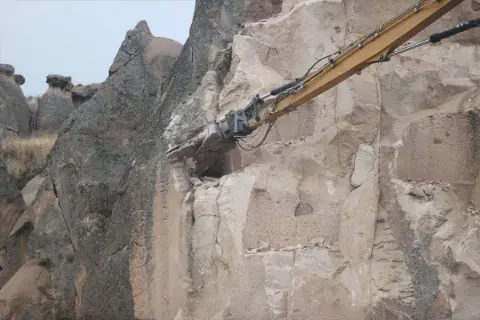 Göreme’deki riskli peribacaları güvenli şekilde yıkılıyor
