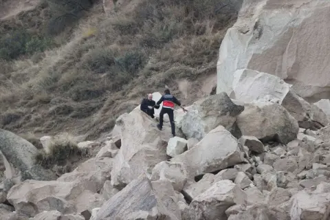 Göreme’deki riskli peribacaları güvenli şekilde yıkılıyor