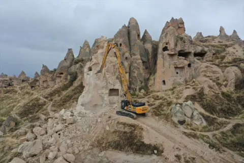 Göreme’deki riskli peribacaları güvenli şekilde yıkılıyor