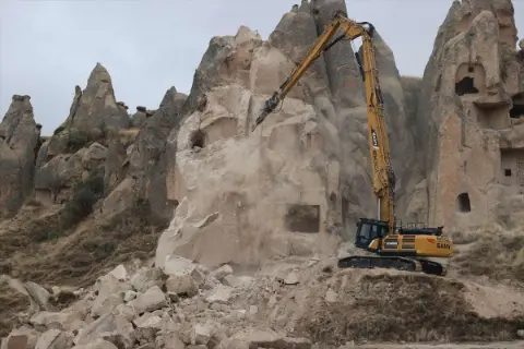 Göreme’deki riskli peribacaları güvenli şekilde yıkılıyor