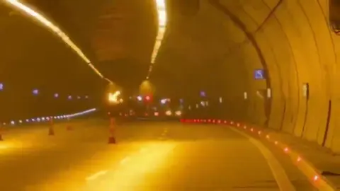TIR tünelde alev aldı