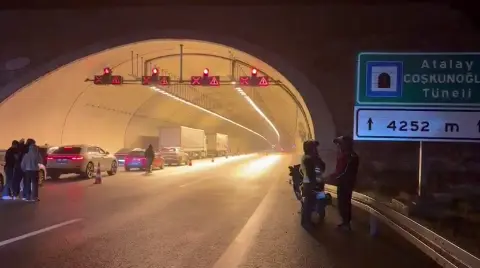 TIR tünelde alev aldı