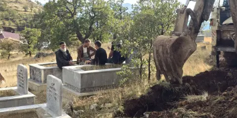Ölüm gelmeden hazırlığını yaptı! Eşiyle kendine mezar kazdırdı