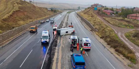 Konya yolunda kaza! Tarım Müdürlüğü çalışanlarını taşıyan servis devrildi