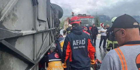 Isparta-Antalya kara yolunda kaza: Yolcu otobüsü devrildi: 1 ölü, 7 yaralı!