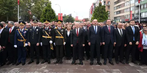 Konya'da Cumhuriyet Bayramı kutlanıyor! İlk tören Atatürk Anıtı'nda yapıldı