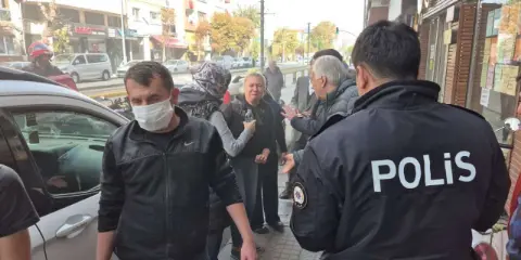 Alevler ekmek teknesini sardı! Çiçekçi kadının feryadı yürek burktu