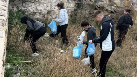 Öğrenciler Bayburt Kalesi’nin çevresini temizledi