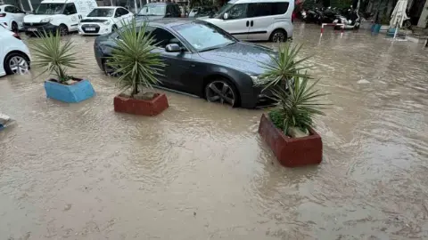 Çeşme'de şiddetli yağış cadde ve sokakları su altında bıraktı, araçlar suya gömüldü