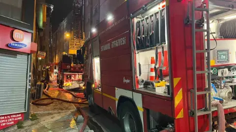 Esenler’de 5 katlı binanın çatısında çıkan yangın söndürüldü