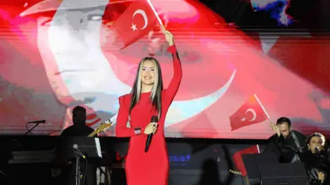 Hande Ünsal, Amasya'da 29 Ekim Cumhuriyet Bayramı konserinde İzmir Marşı'nı söyledi