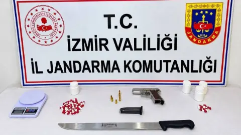 İzmir Torbalı'da düzenlenen operasyonda 77 uyuşturucu hap ve tabanca ele geçirildi