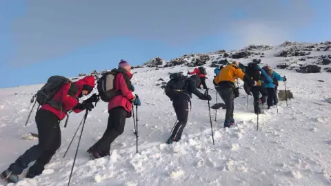 Yabancı Dağcılar Ağrı Dağı'nın Karlı Zirvesine Ulaştı