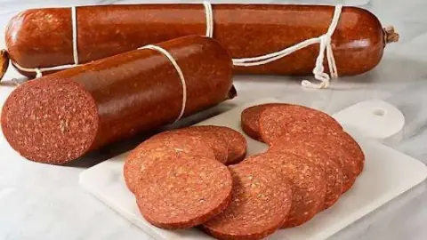 Komşu evindeki sucuktan domuz eti çıktı