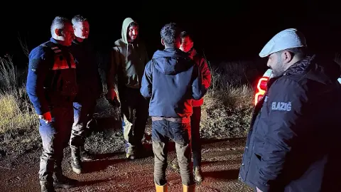 Elazığ’da Mahsur Kalan Çoban Ve 200 Koyun Kurtarıldı