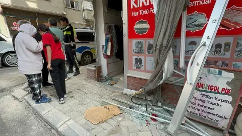 Yolcu minibüsü ile çarpışan ticari taksi terzi dükkanına girdi