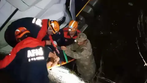 Elazığ’da tır şarampole uçtu: 2 yaralı
