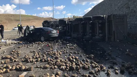 Otomobil tırın altına girdi: 4 kişi hayatını kaybetti