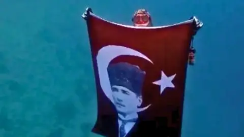Akyaka’da Cumhuriyet Bayramı’nı su altında kutladılar