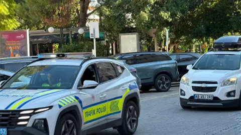 Fethiye’de park ihlallerine trafik ekiplerinden müdahale