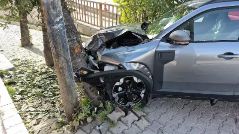 Kontrolden çıkan otomobil ağaca çarparak durabildi
