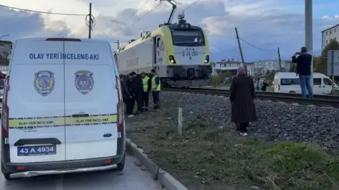 Kütahya’da trenin çarptığı genç hayatını kaybetti