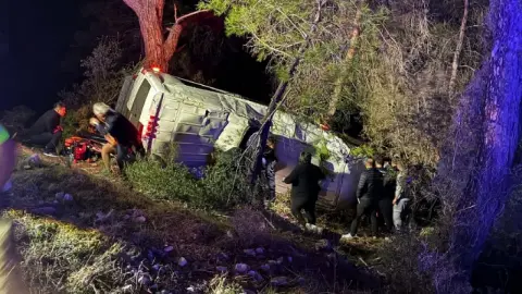 Antalya'da dağcıları taşıyan minibüs şarampole devrildi: 15 yaralı