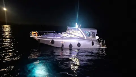 Kayalıklara Çarpan Teknedeki İki Kişiyi Sahil Güvenlik Ekipleri Kurtardı