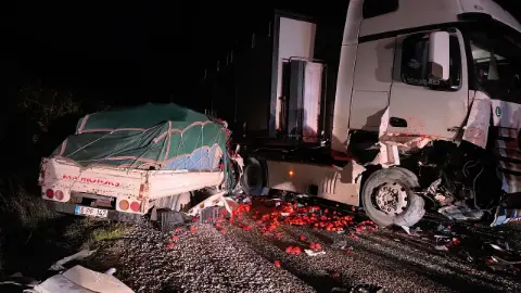 Sollama yapan domates yüklü kamyonet, tıra çarptı: 2 ağır yaralı