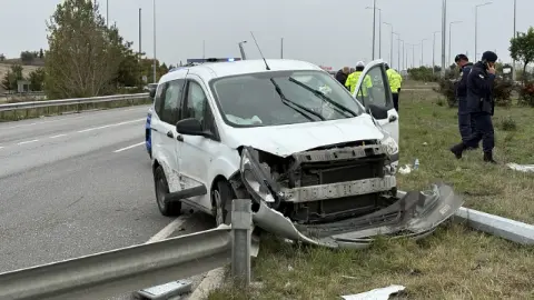 Çorum-Samsun kara yolunda hafif ticari araç refüje çarptı
