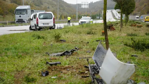 Samsun Ankara karayolunda kaza araç refüje çıktı 3 yaralı