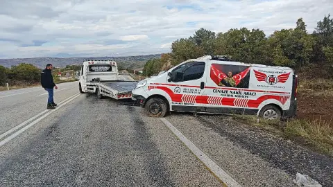 Isparta’da özel cenaze nakil aracı şarampole devrildi: 1 yaralı