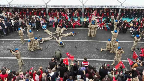 Kayseri'de komandoların gösterisi nefes kesti!