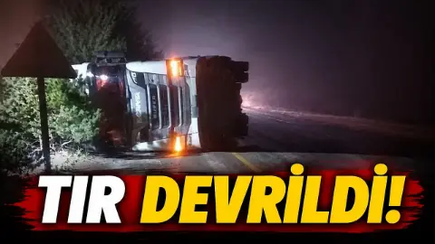 Yoğun sis kazayı beraberinde getirdi: Tır devrildi!