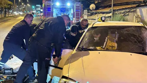 Kontrolden Çıkan Otomobil Ağaca Çarptı, Sürücü Araçta Sıkıştı!