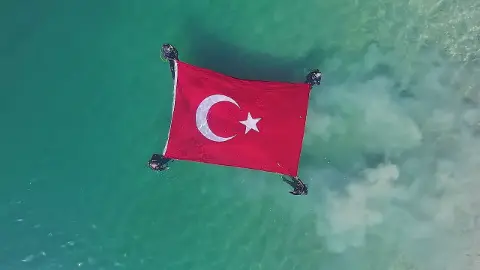 Kayseri’de bayrak üç farklı noktada dalgalandı