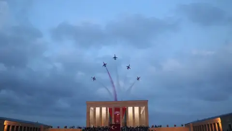 Türk Yıldızları Akrobasi Timi, 29 Ekim'de Anıtkabir üzerinde saygı uçuşu yaptı