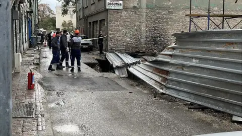 Konya'da sokakta tehlikeli anlar! Doğalgaz borusu patladı
