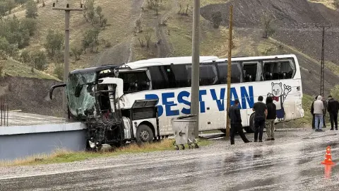 Konya plakalı TIR’la çarpışan otobüs eve girdi! Şoför öldü, 14 yaralı