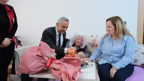 Cumhuriyet ile yaşıt 103 yaşındaki Nazife Gül 29 Ekim’i pastayla kutladı