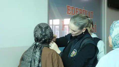 KPSS’de son dakika telaşı: Biri küpesini çıkardı, diğeri sınava giremedi