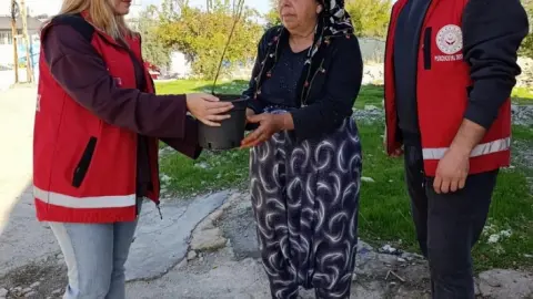 Yaşlılara fidan dağıtıldı