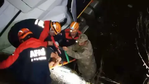 Elazığ’da tır şarampole uçtu: 2 yaralı