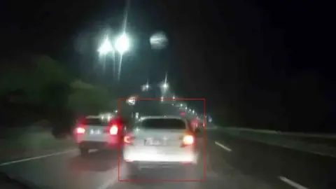 Islak yolda makas atan sürücü kameraya yansıdı