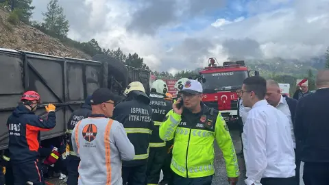 Yolcu otobüsü devrildi: Ölü ve yaralılar var