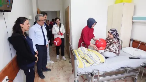 Fırat Üniversitesi Hastanesi yönetimi, 29 Ekim'de minik hastalara hediye takdim etti