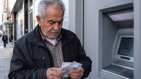 Emekli Promosyon 2026 En Yüksek Hangi Banka Veriyor? İşte 35 Bin TL Nakit Promosyon ve 90 Bin TL'ye Varan Banka Banka Güncel Liste!
